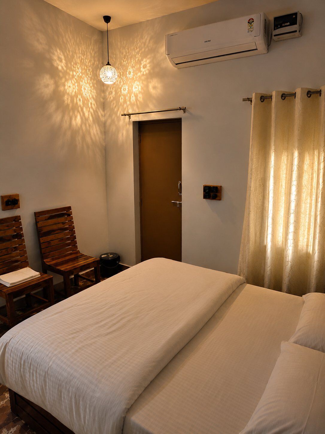 Room with patterned pendant light